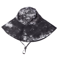 A black and white tie-dye sun hat with a wide brim and an adjustable chin strap featuring a toggle. The hat’s tie-dye pattern creates a distinctive and fashionable look.