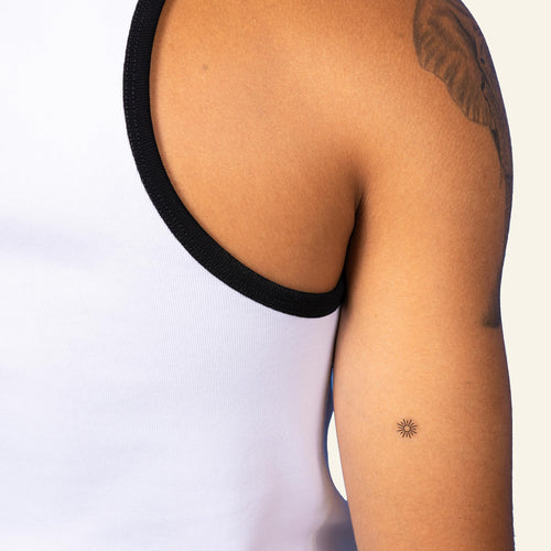 A single D3 ‘HELLO SUNSHINE’ patch shown on the arm.
